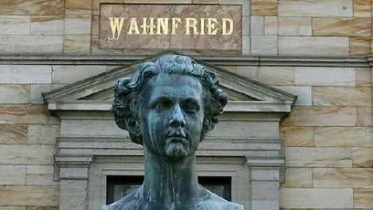 Von Königs Gnaden: Büste Ludwigs II. vor der Bayreuther Villa Wahnfried