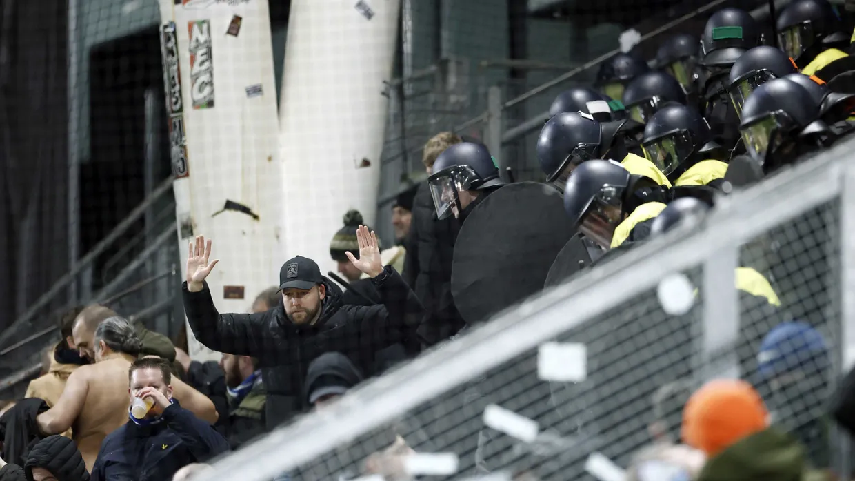 Die Polizei kontrolliert Genk-Fans im Auswärtsblock vor dem Spiel.