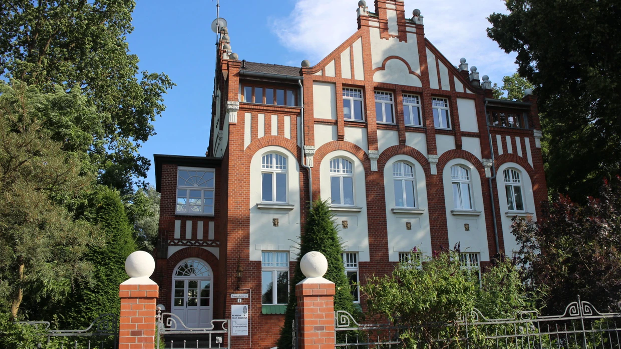 Die Villa Fortuna, erbaut um 1900, gehörte einer wohlhabenden Familie, die in Lübben eine Ziegelei besaß. Das sieht man dem Anwesen an.