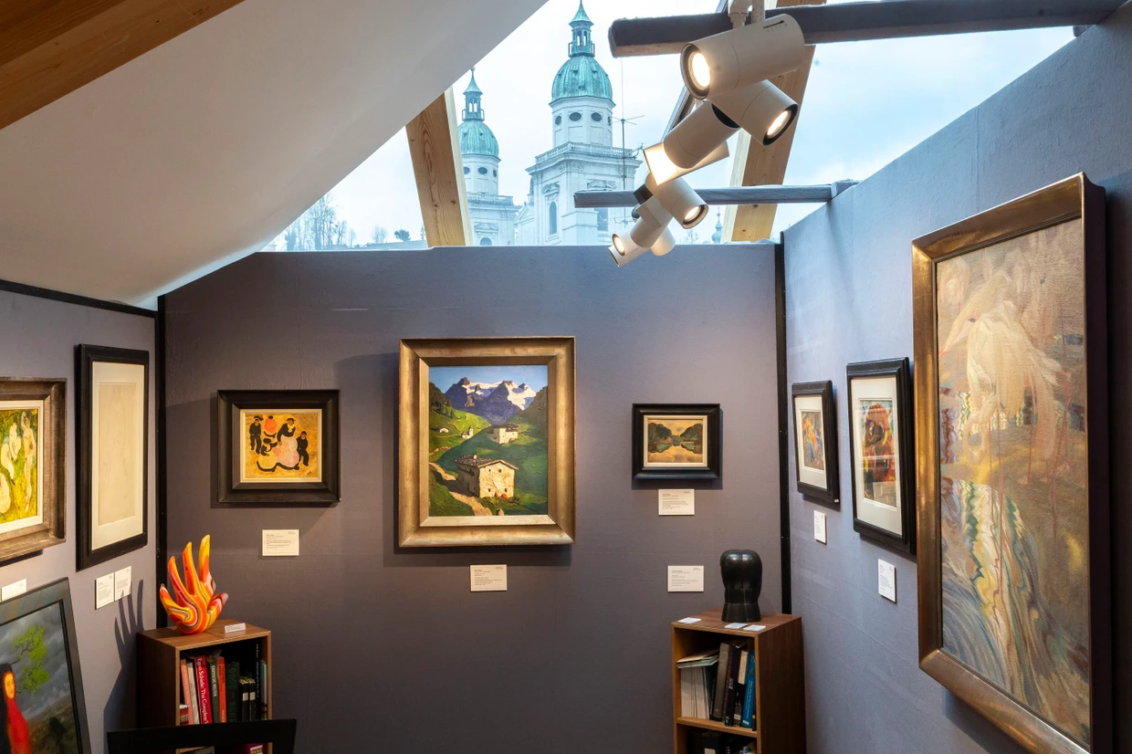 Ausblick oben, unten Werke von Alfons Walde auf der SIFAF-Premiere in Salzburg