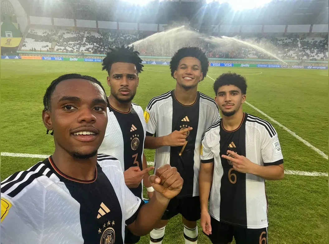 Se desatan numerosos comentarios de odio: el selfie de los campeones del mundo junior Herrmann, Kabar, Brunner y Harchaoui (desde la izquierda)