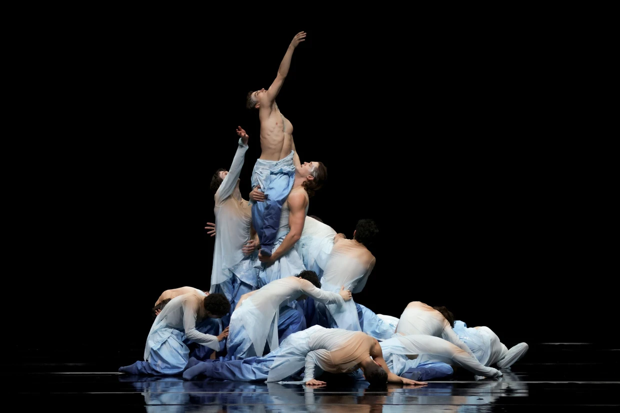 Szene aus der Uraufführung des Abends: „The Moon in the Ocean“ von Xie Xin