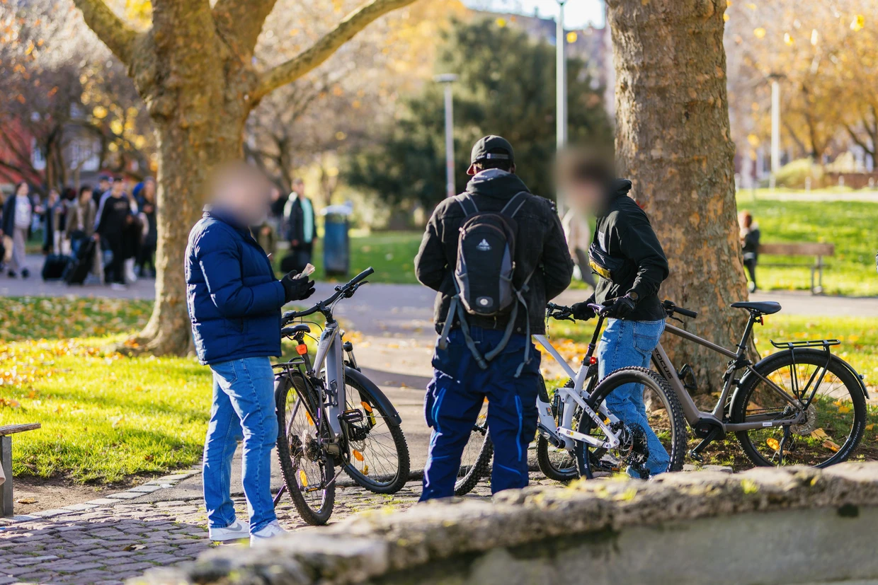 Zivilpolizisten kontrollieren Fahrräder am Stühlinger Kirchplatz