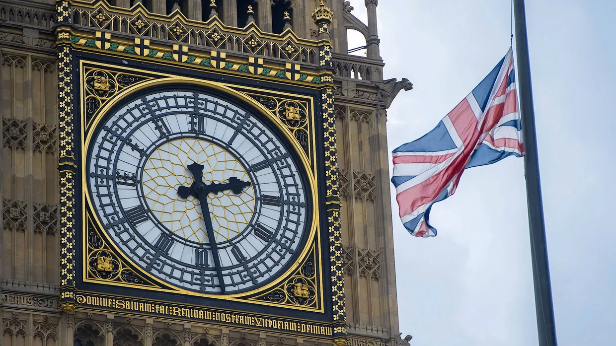 Der Union Jack vor Big Ben weht auf Halbmast.