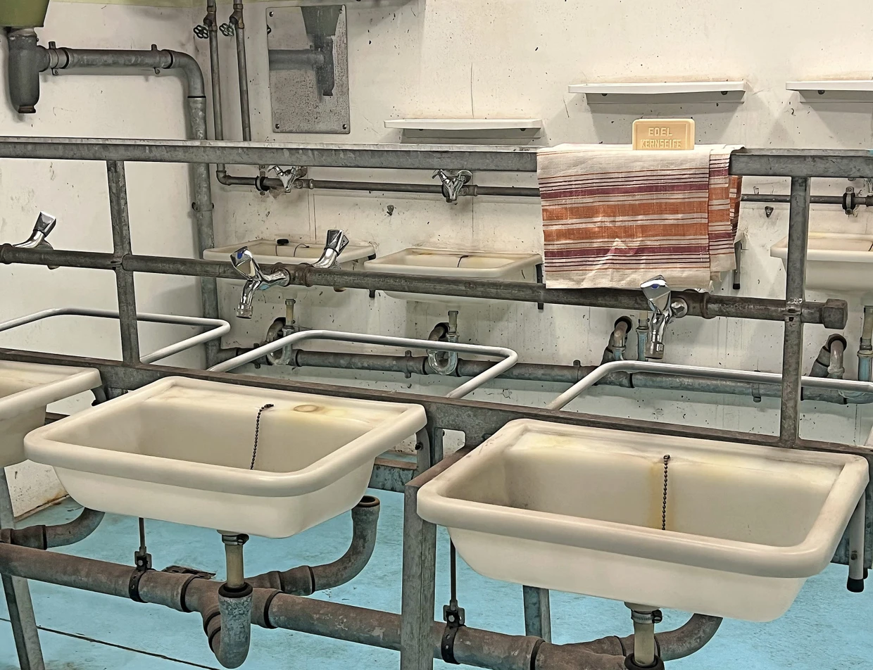 Der Waschraum für Frauen im Bunker unter dem Nürnberger Hauptbahnhof