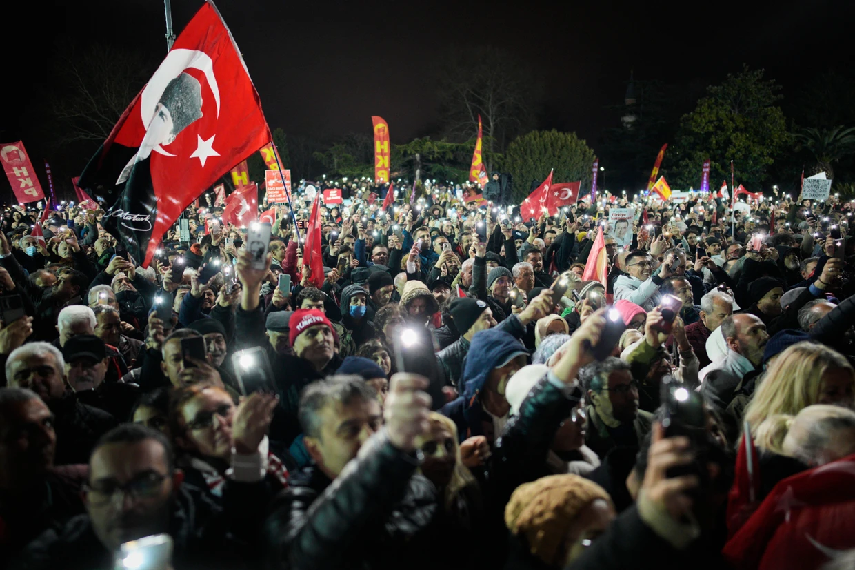 Anhänger der türkischen Oppositionspartei CHP auf einer Kundegebung Mitte Mai anlässlich des ersten Jahrestages der Verhaftung des inhaftierten Istanbuler Bürgermeisters Ekrem İmamoğlu