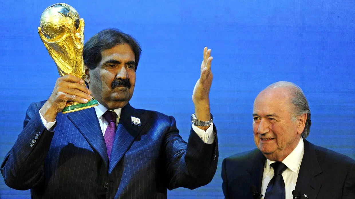 Seit die WM vor vier Jahren an Qatar vergeben wurde (links: der damalige Emir Scheich Hamad al-Khalifa und Fifa-Präsident Blatter), habe sich an ihren Bedingungen nichts geändert, beklagen Gewerkschaftsvertreter