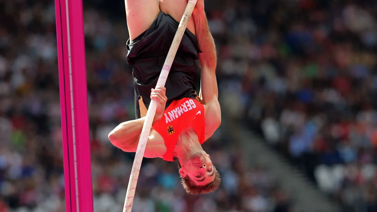 Kopfstände für Olympia: Stabhochspringer Björn Otto