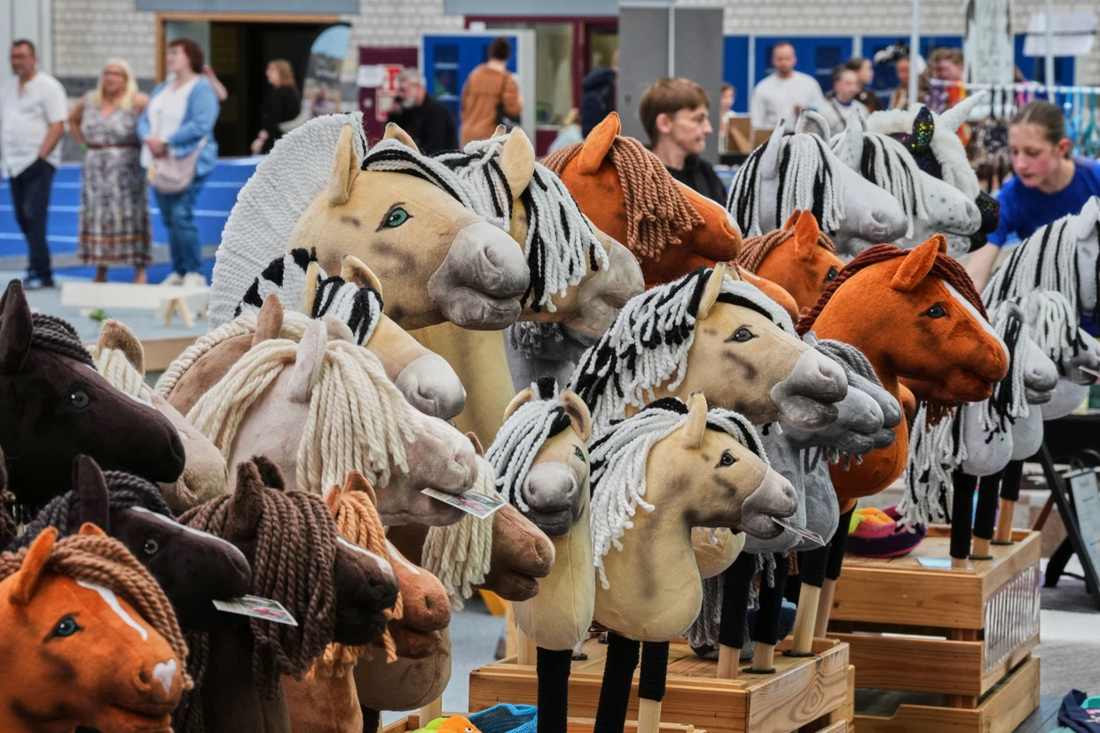Pferdemarkt: Während des Turniers werden handgemachte Steckenpferde verkauft.