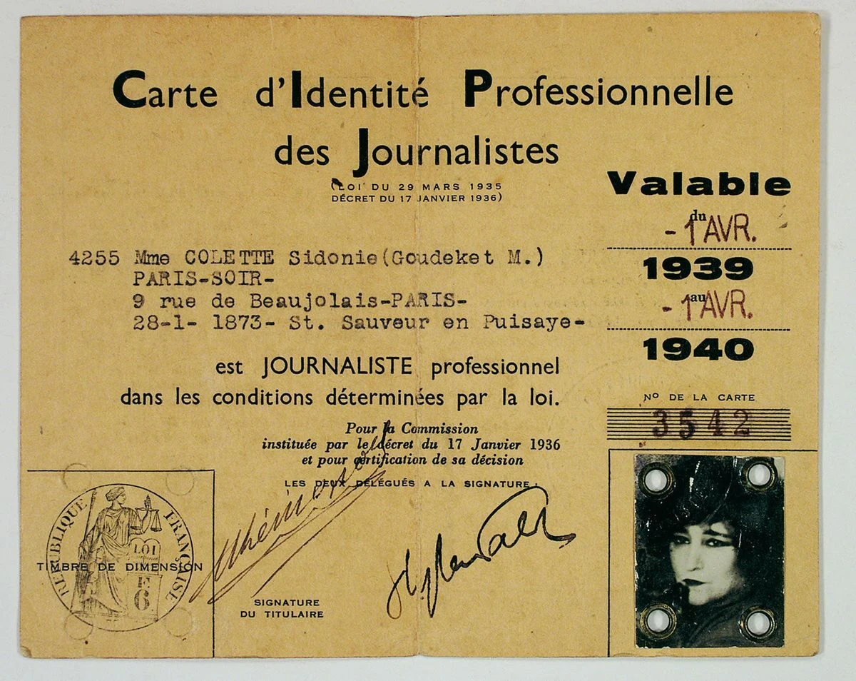 Der Journalistenausweis von Colette, ausgestellt am 1. April 1939 mit einem wohl eher schon etwas überholten Foto