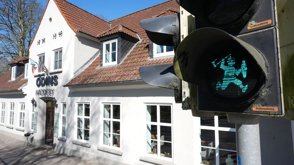 Ampel mit einem grünen Wikinger-Männchen in Busdorf in Schleswig-Holstein.