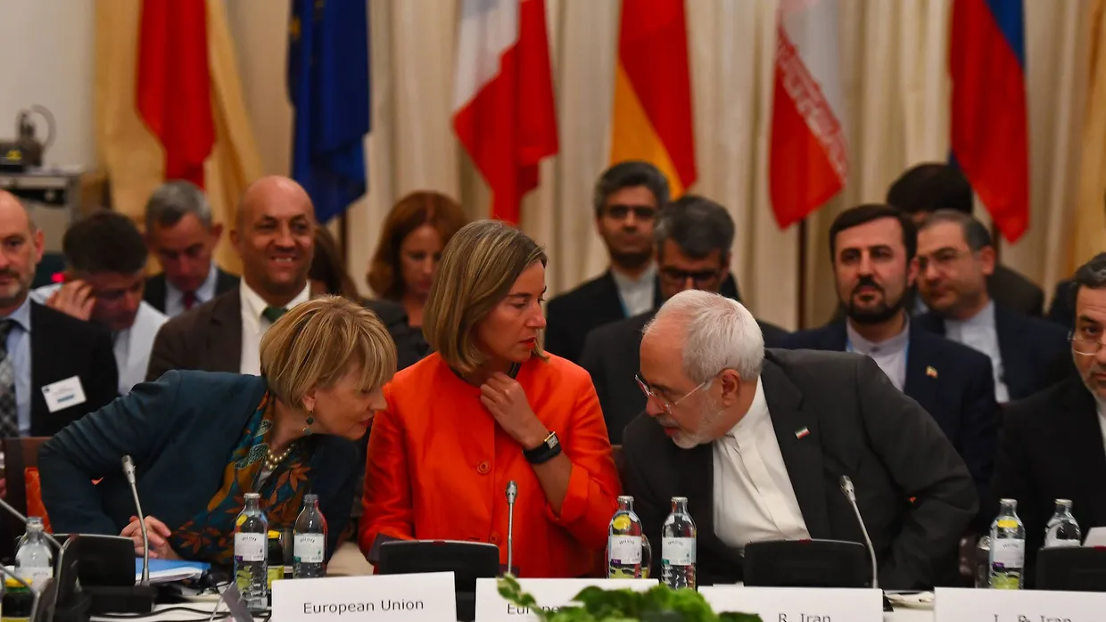 Federica Mogherini (Mitte) bei Verhandlungen mit Iran