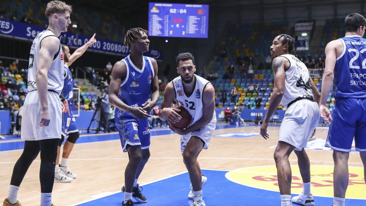 Zum Siegen verdammt: Badio Brancou (blaues Trikot, Mitte) und die Fraport Skyliners