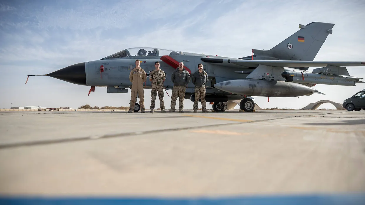 Deutsche Soldaten stehen im Januar 2018 neben einem Tornado-Flugzeug der Bundeswehr auf der Airbase Al-Asrak in Jordanien.