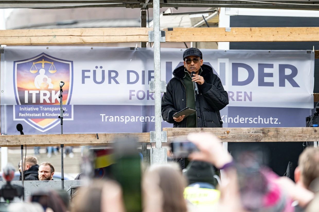 Xavier Naidoo spricht bei der Demonstration „Transparenz, Rechtsstaat und Schutz von Minderjährigen“ am 14. März 2026 in Berlin.