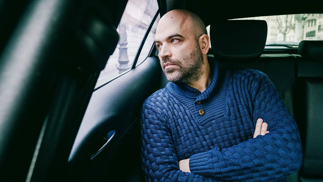 Der italienische Schriftsteller und Journalist Roberto Saviano am Donnerstag den 29. Februar in einem Auto seiner Eskorte in Rom