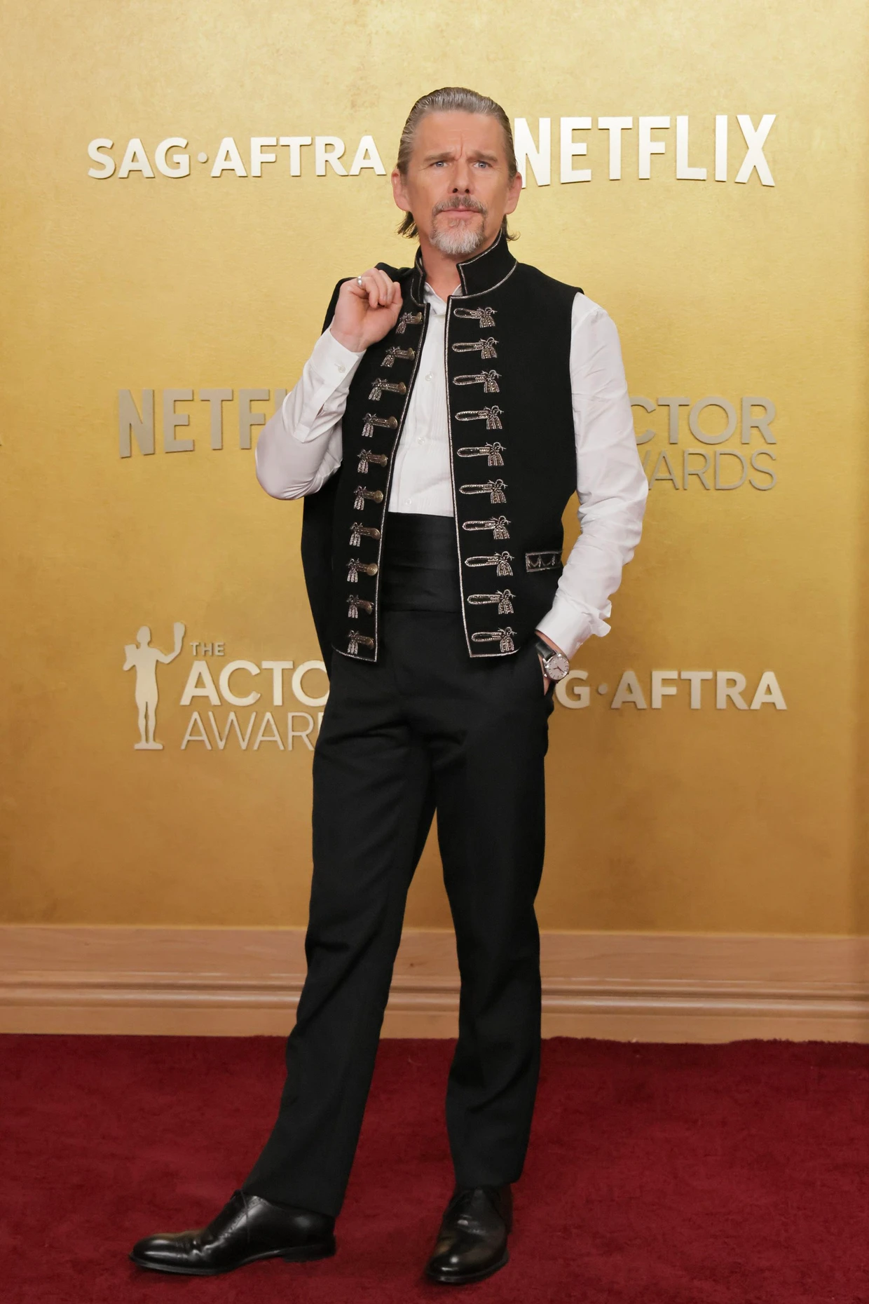 Mit Piratenweste: Ethan Hawke bei den 32nd Annual Actor Awards