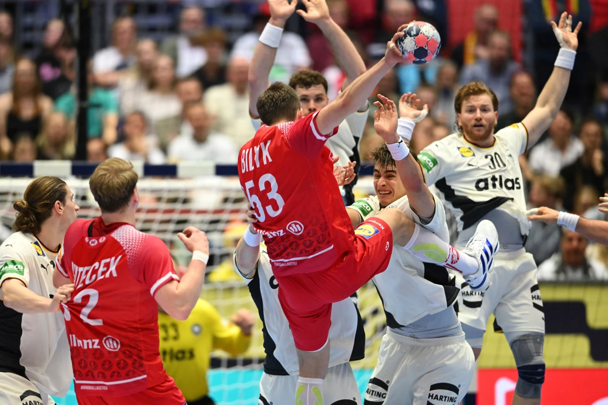 Es ging zur Sache: Deutschland packte gegen Österreich beherzt zu.