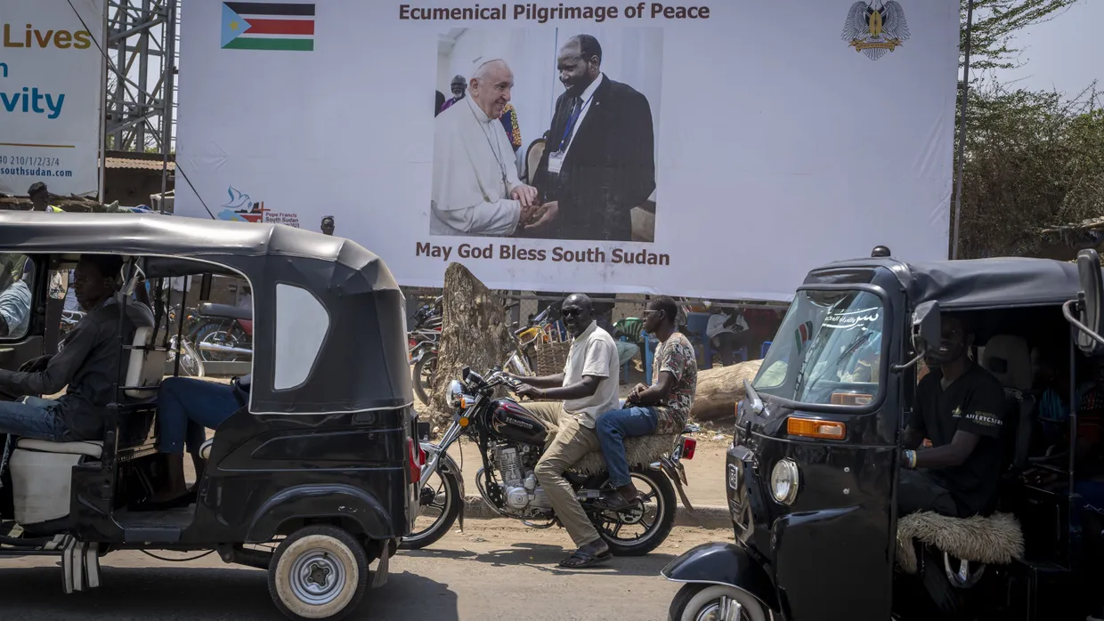 Ein Plakat in Juba zeigt Präsident Salva Kiir Mayardit mit Papst Franziskus