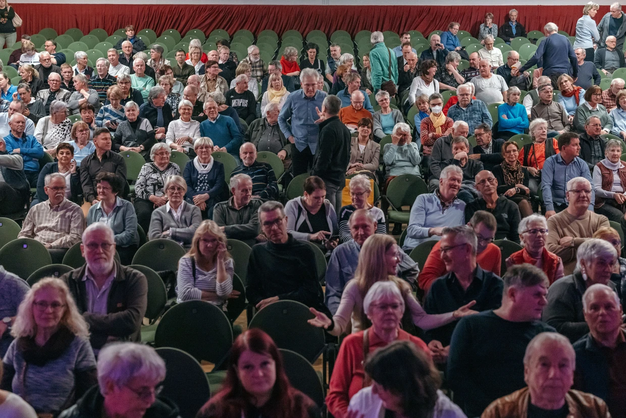 Besucher im Bürgersaal von Waren
