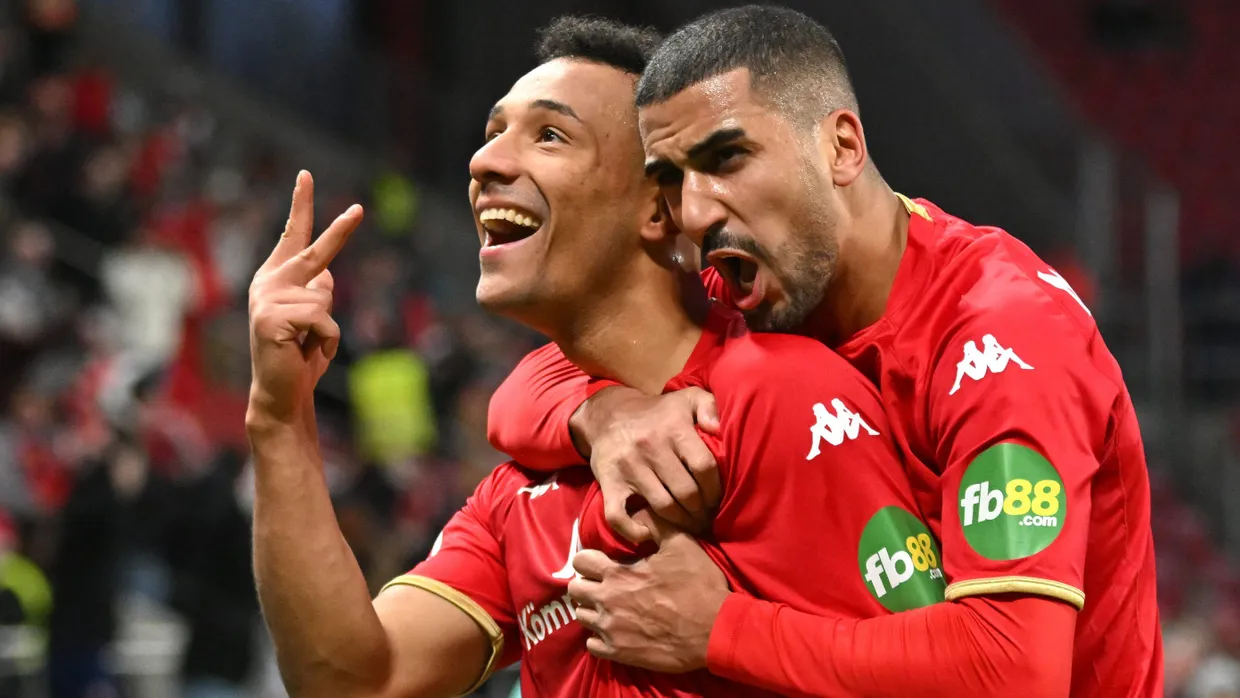 Fingerzeig: Der Mainzer Karim Onisiwo jubelt mit Aymen Barkok über seinen Treffer zum 5:2 gegen Bochum.