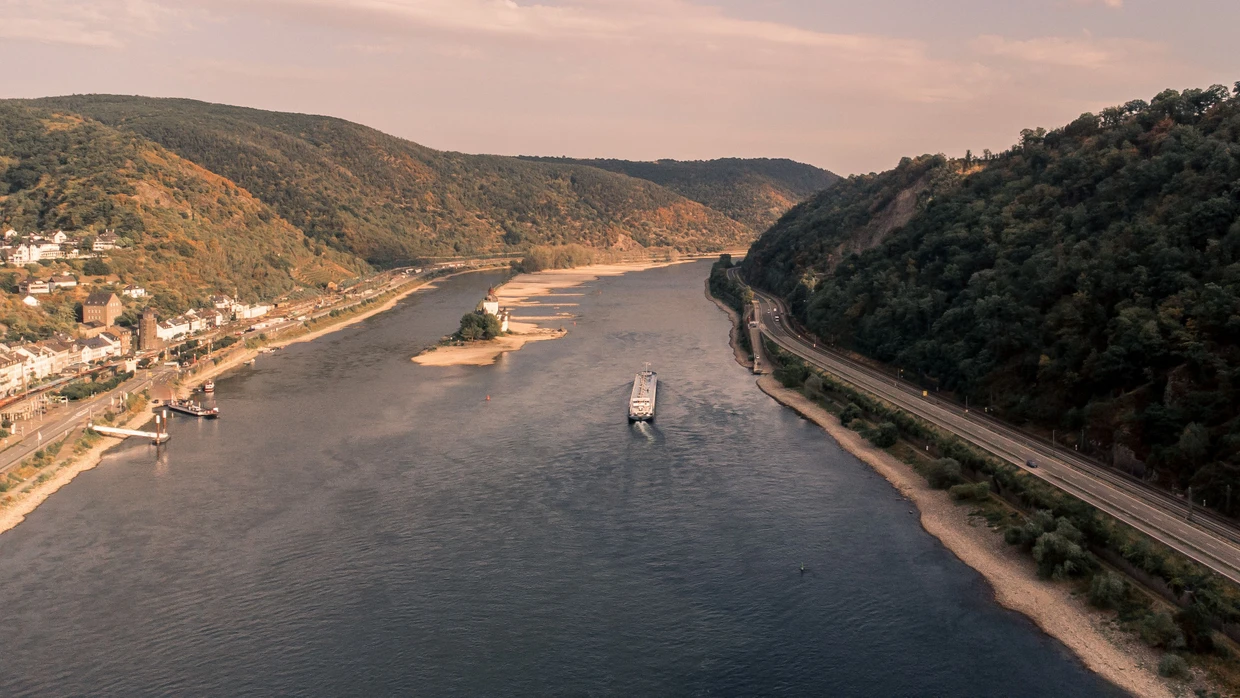 Schwierig zu manövrieren: Das Niedrigwasser des Rheins wird für die Binnenschifffahrt zur Herausforderung.
