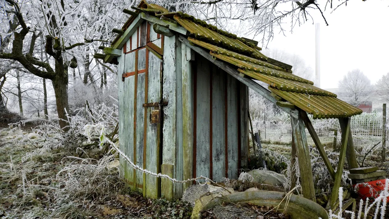 Umsonst aber nur für Selbstabholer: Gartenhütte im Winter