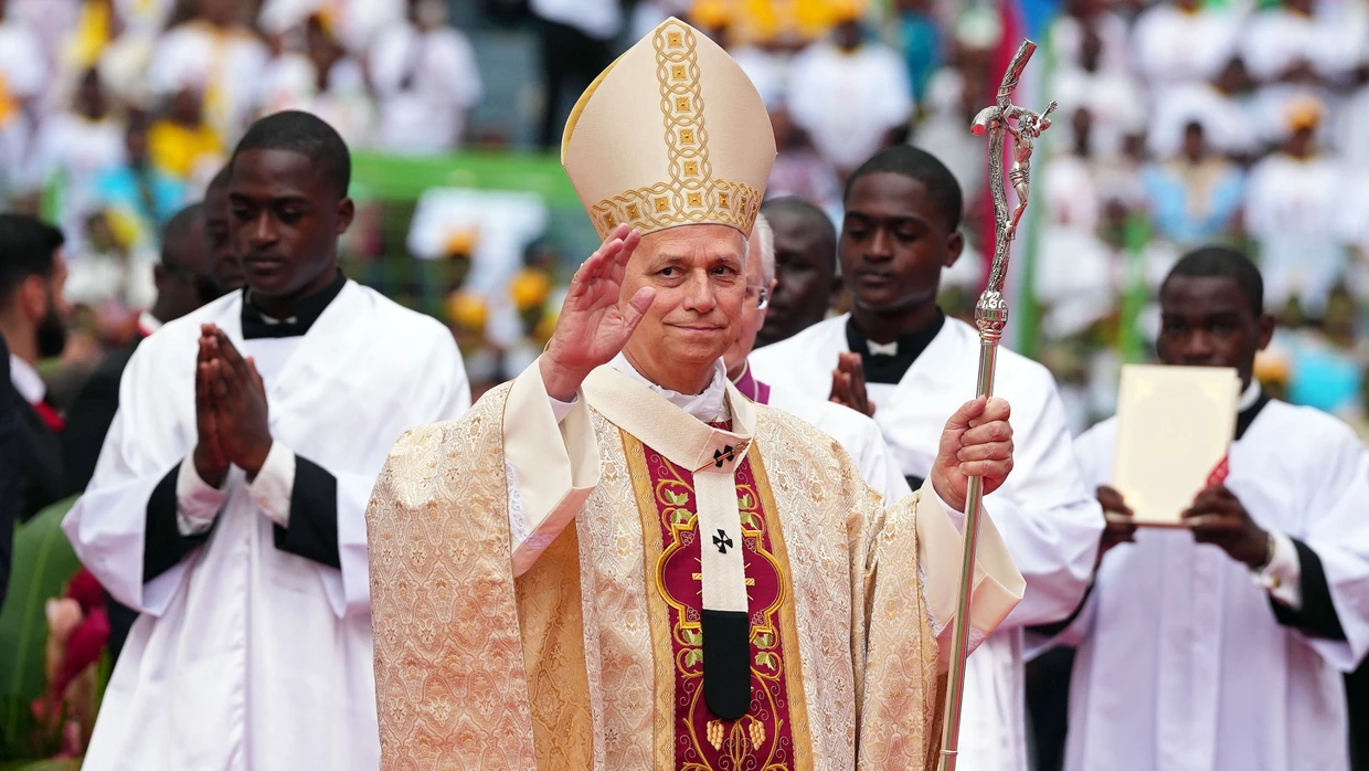 Mit „tutti, tutti, tutti“ seien keine Segnungen homosexueller Paare gemeint, so Papst Leo XIV auf seiner Reise durch Afrika.