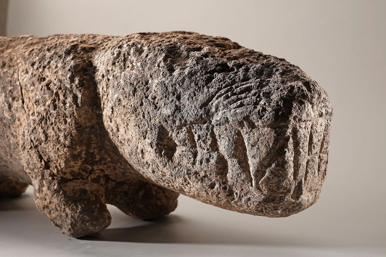 Ein Lebensraum mit wilden Tieren: Leopardenstatue aus Karahan Tepe