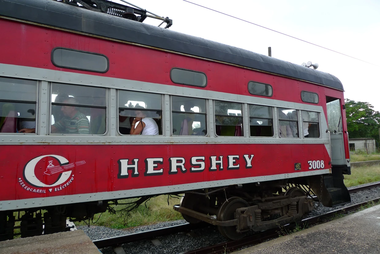 Hershey war eine der amerikanischen Firmen, die in Kuba investierten – in Havanna gibt es immer noch einen Zug mit Werbung für den Schokoladenhersteller.