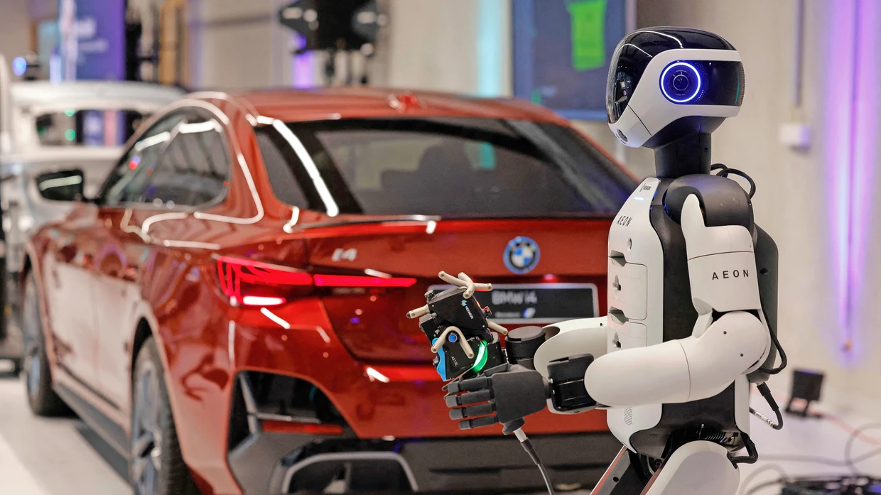 Vorführung eines humanoiden Roboters im BMW-Werk München
