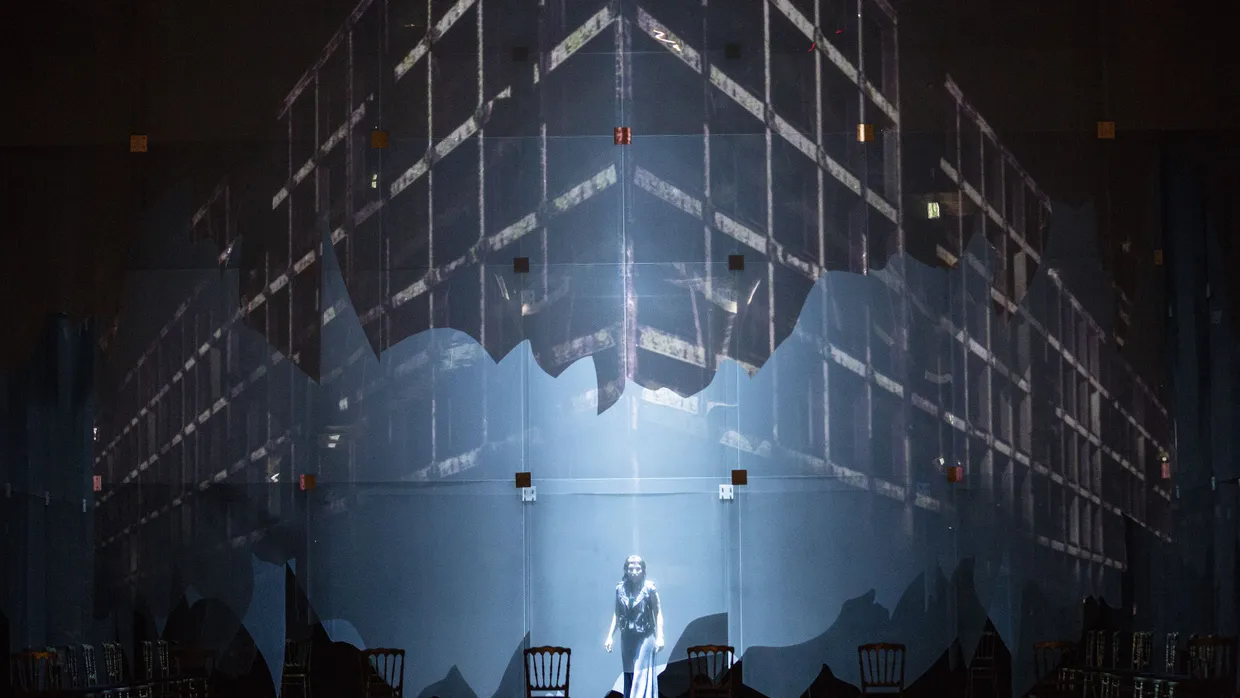 Göttin Venus (Eva Zaicik) gesellt sich zu den Frustrierten: Szene aus André Campras „Idoménée“ an der Berliner Staatsoper in der Inszenierung von Àlex Ollé