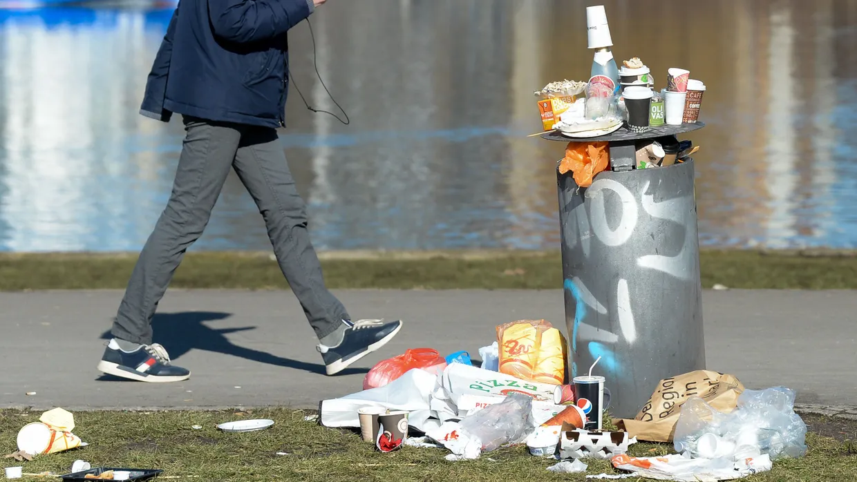 Überbordender Mülleimer im Treptower Park in Berlin