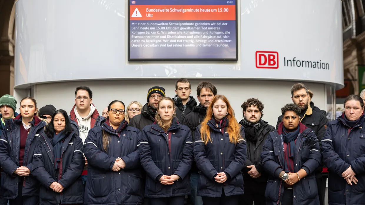 Nachdem der Zugbegleiter Serkan C. in einem Regionalexpress in Rheinland-Pfalz von einem Fahrgast tödlich verletzt wurde, gedenken Mitarbeiter der Bahn am Mittwoch im Frankfurter Hauptbahnhof mit einer Schweigeminute des Verstorbenen.
