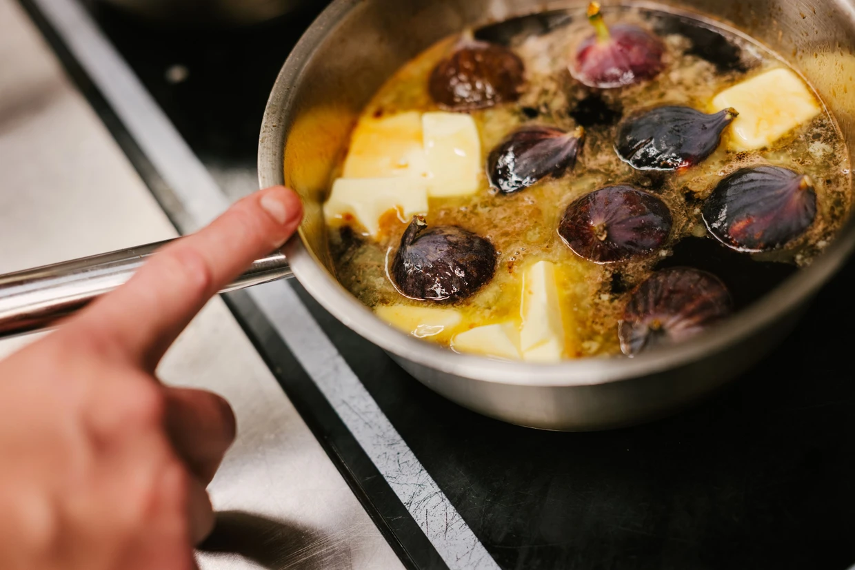Die Feigen schwimmen in ihrem Sud