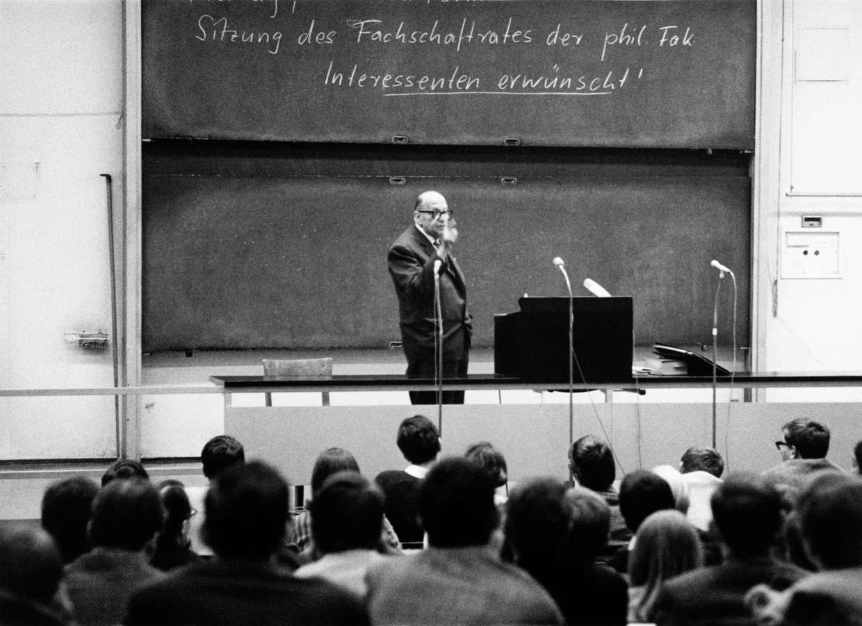 Interessenten erwünscht: Darin kamen Max Horkheimer, hier in der Frankfurter Universität 1967, und sein Lehrstuhlnachfolger Habermas überein.