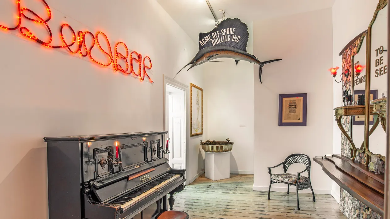 Ins Gespräch kommen an „Ben’s Bar“: Die Installation von Benjamin Patterson ist dauerhaft in die dritte Etage des Kunstvereins gezogen.