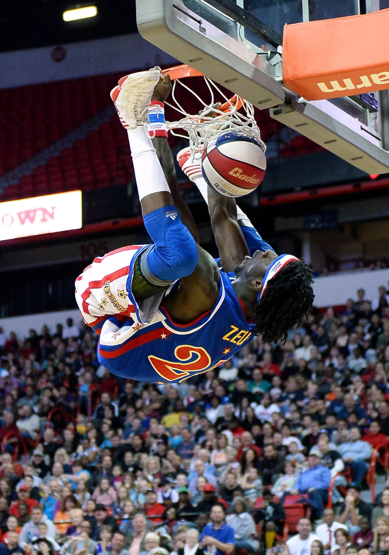 Mit ihren Tricks sorgen die Harlem Globetrotters, hier Kirk „Zeus“ Stewart in Aktion, immer wieder für Staunen.