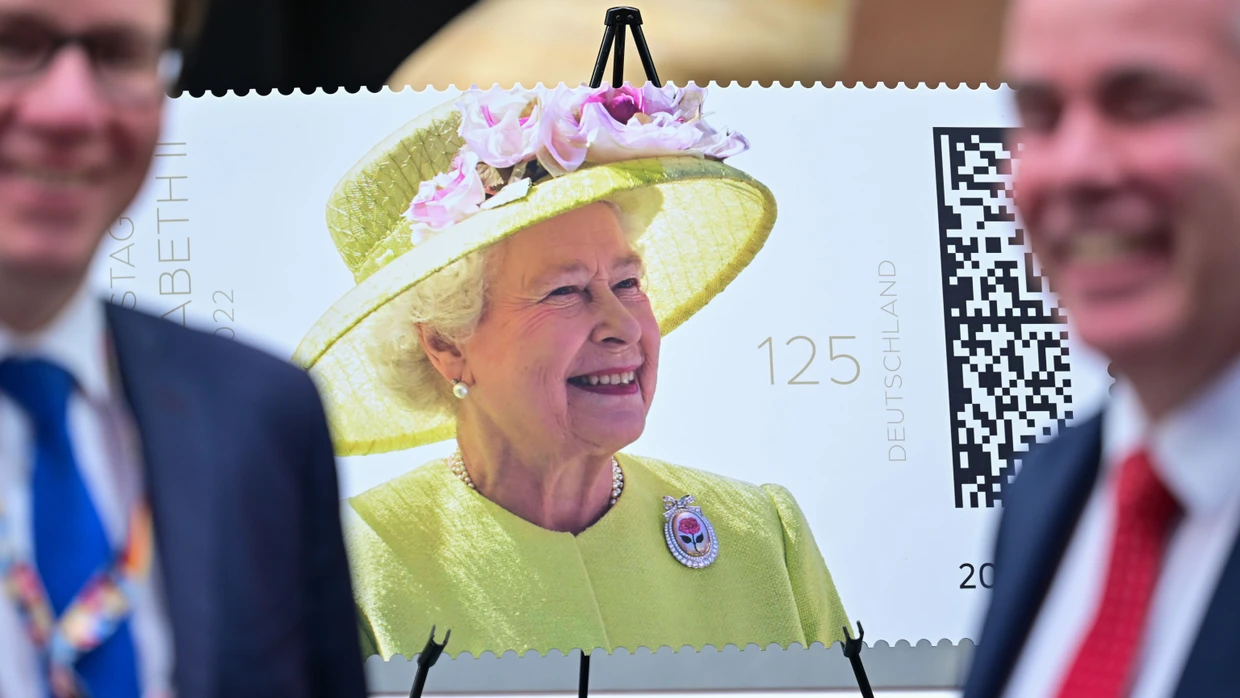 Berlin am Gründonnerstag: eine übergroße Replik der Queen-Briefmarke in der britischen Botschaft