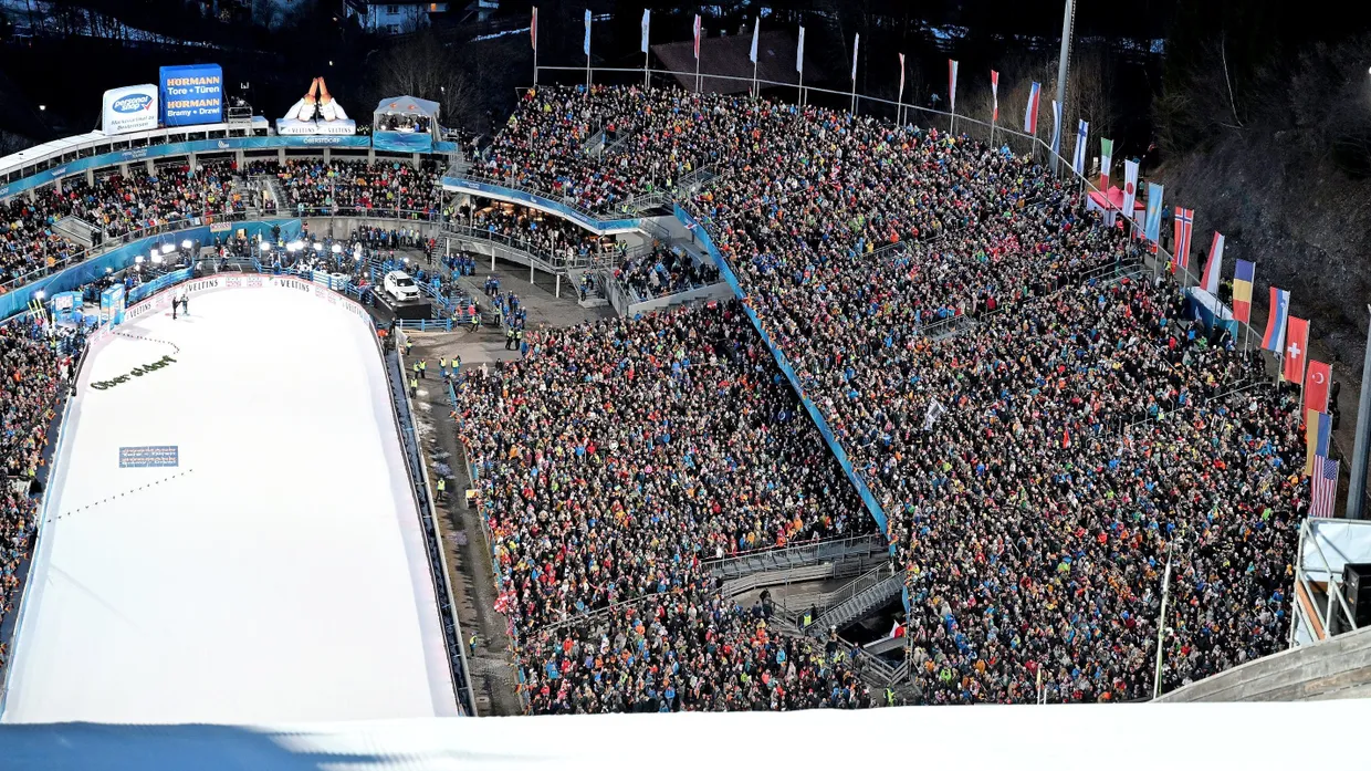 Boomendes Spektakel: Bis zu 25.000 Skisprung-Fans können in der modernisierten Arena in Oberstdorf hautnah das Geschehen verfolgen.