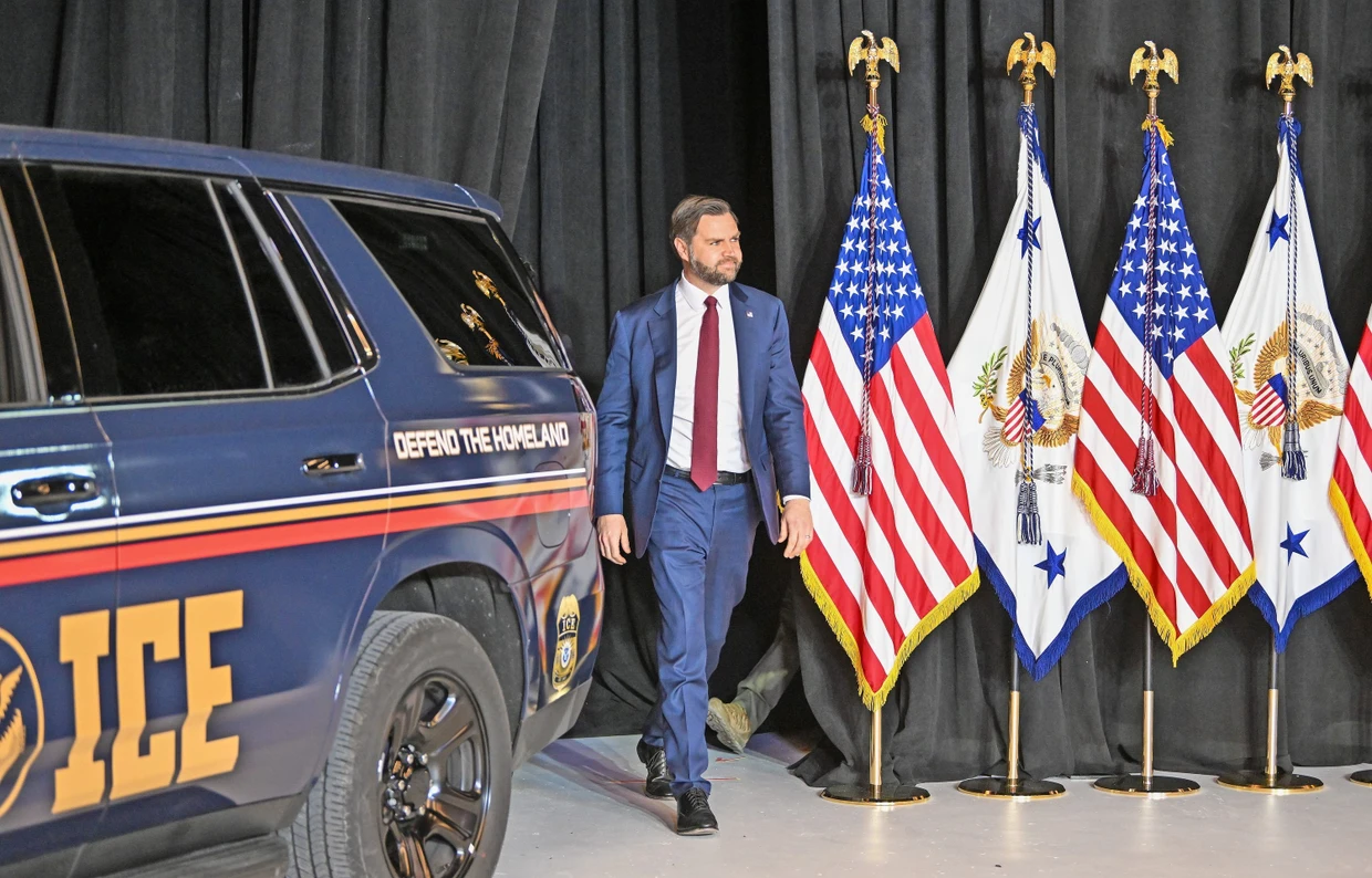Vizepräsident Vance erscheint bei einer Pressekonferenz in Minneapolis.