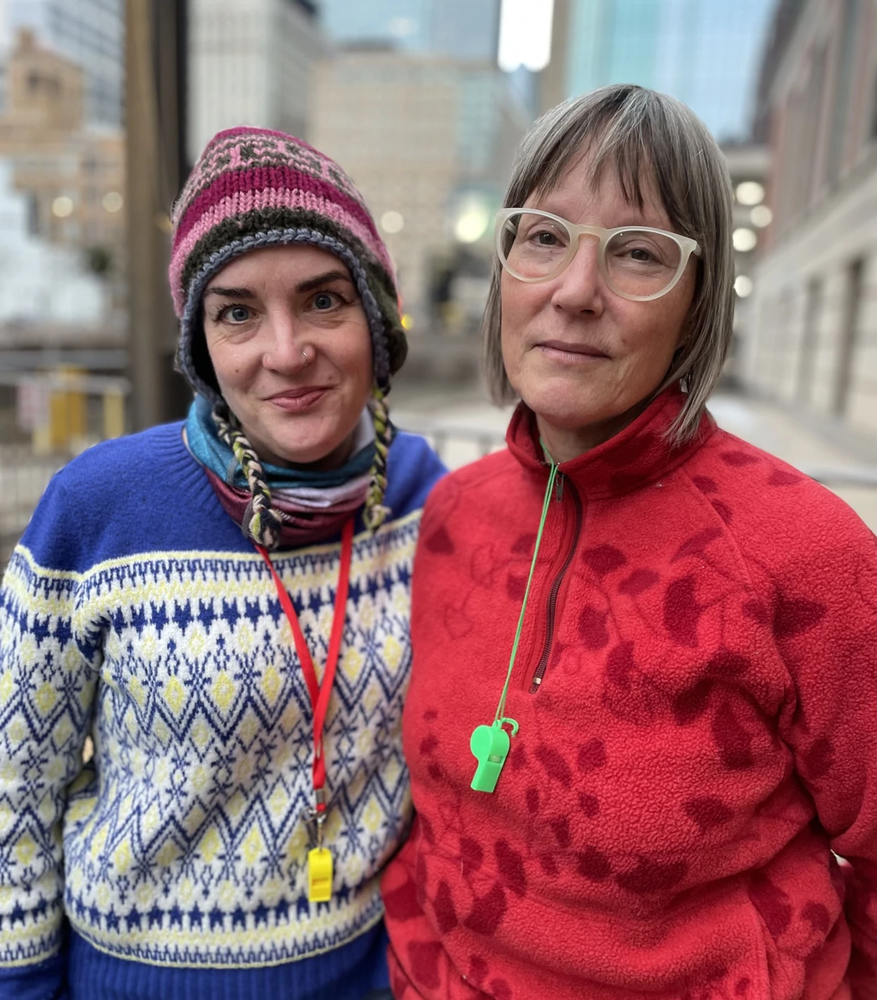 Protest mit Trillerpfeifen: Susan und Carol aus Minneapolis