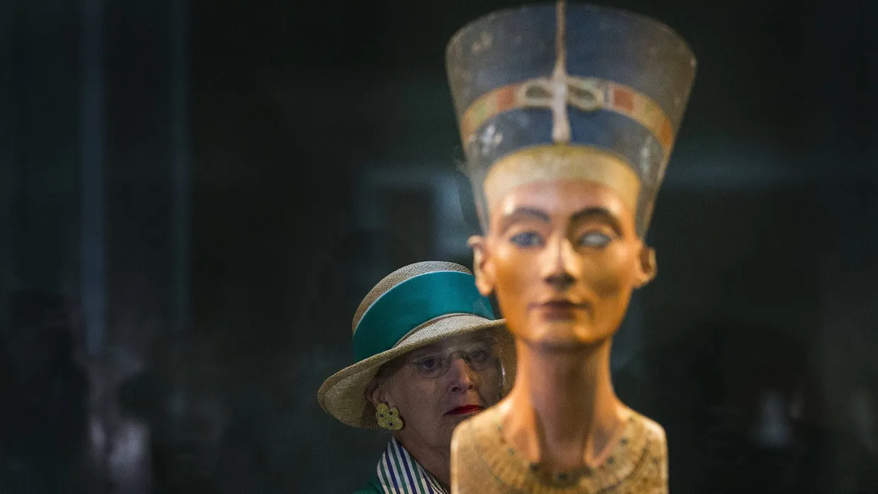 Prominenter Besuch in den Staatlichen Museen in Berlin im September 2014: Königin Margarethe II. von Dänemark betrachtet die Büste der Nofretete.