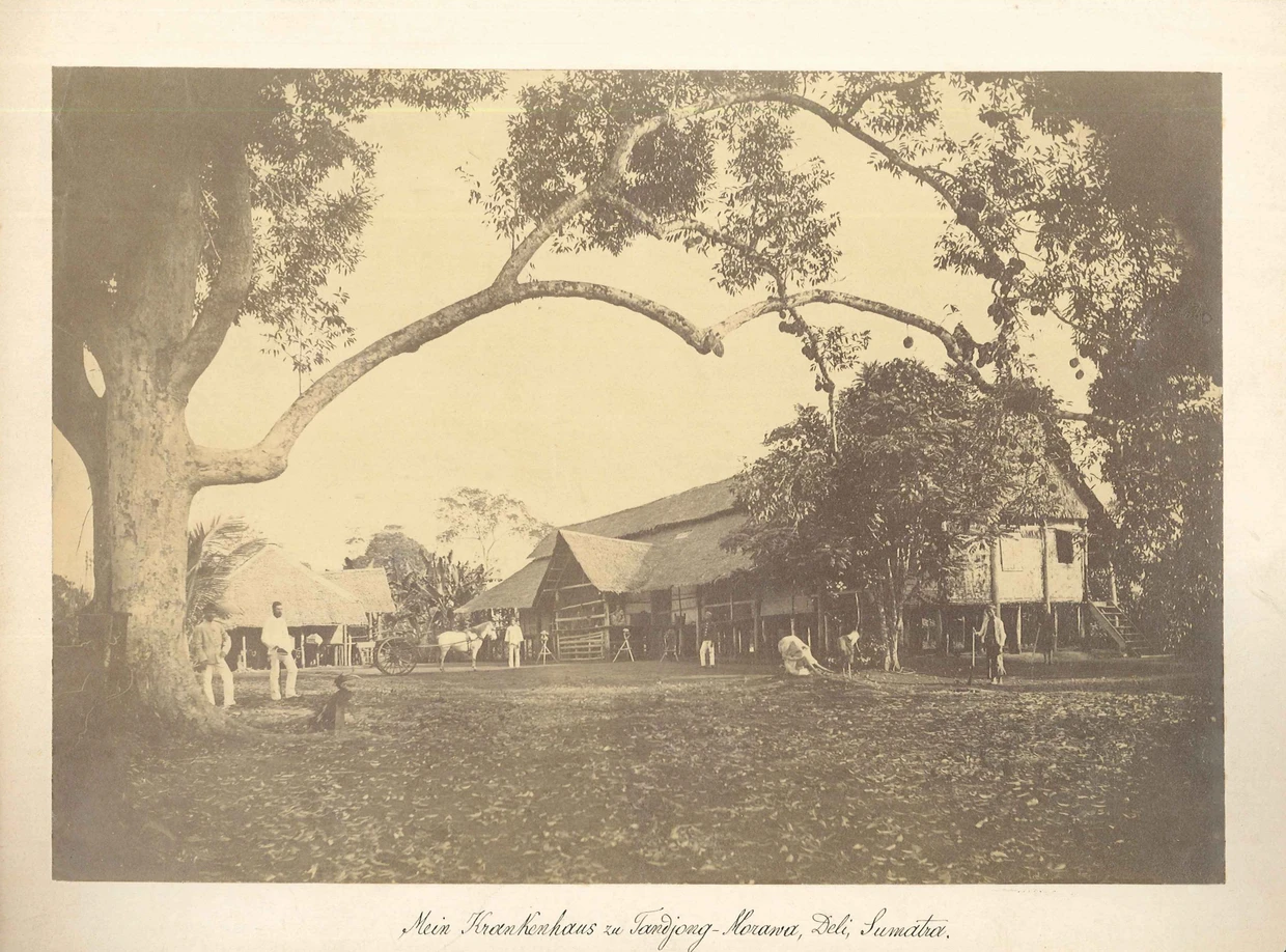 Geschenk an seine Frau: Im „Fotoalbum für Anna 1896“ ist das Krankenhaus zu sehen, wo Hagen als Arzt im Dienst der niederländischen Kolonialregierung im Bezirk Deli auf Sumatra tätig war.