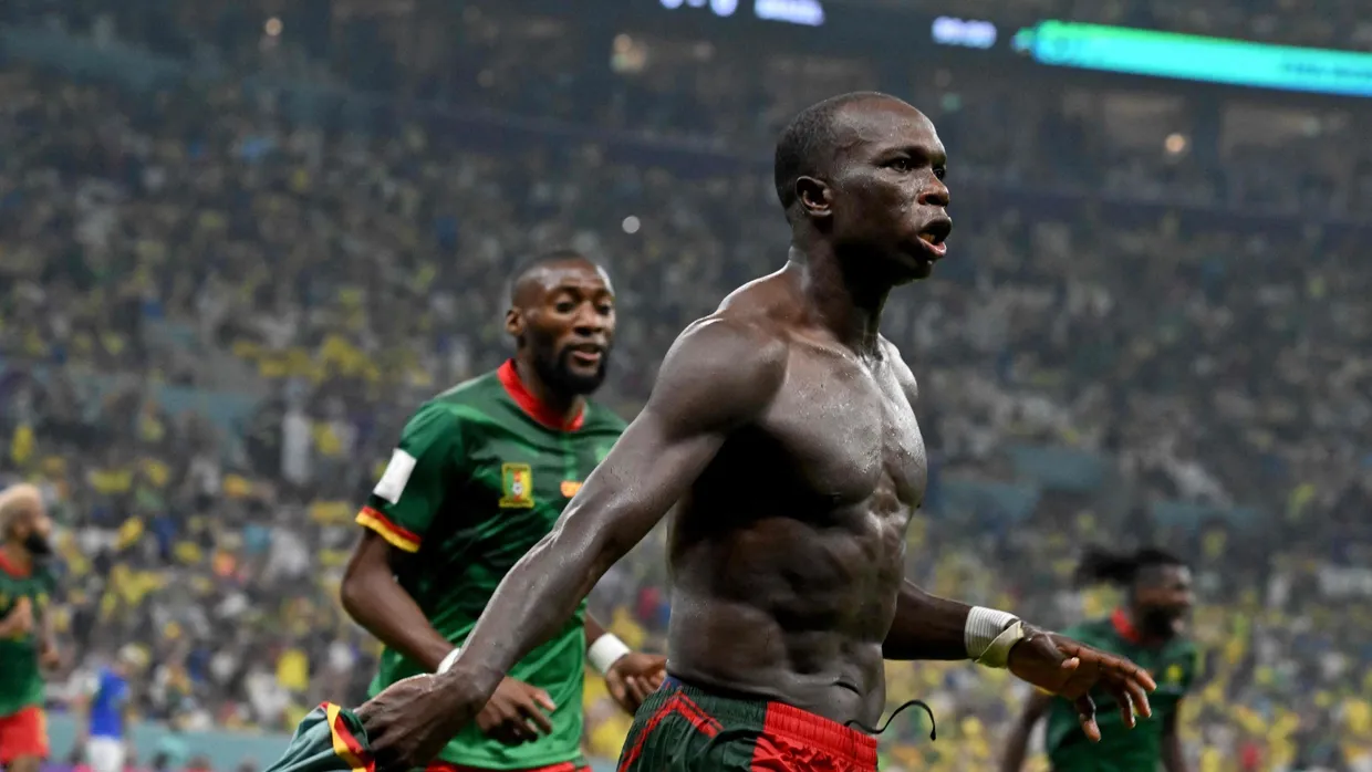 Vincent Aboubakar köpft das Siegtor gegen Brasilien und zieht blank