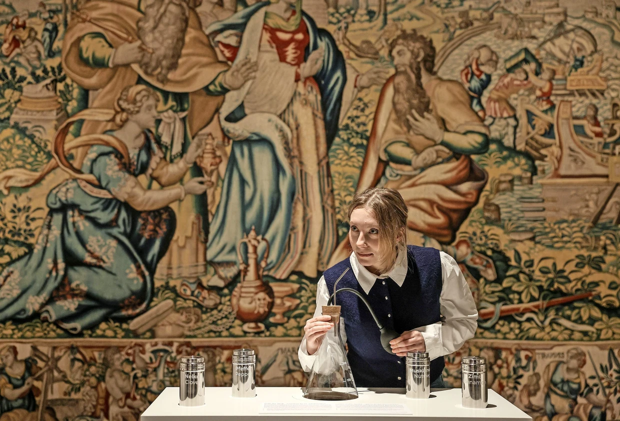 Immersion für die Nase: Duftstation vor einem Wandteppich