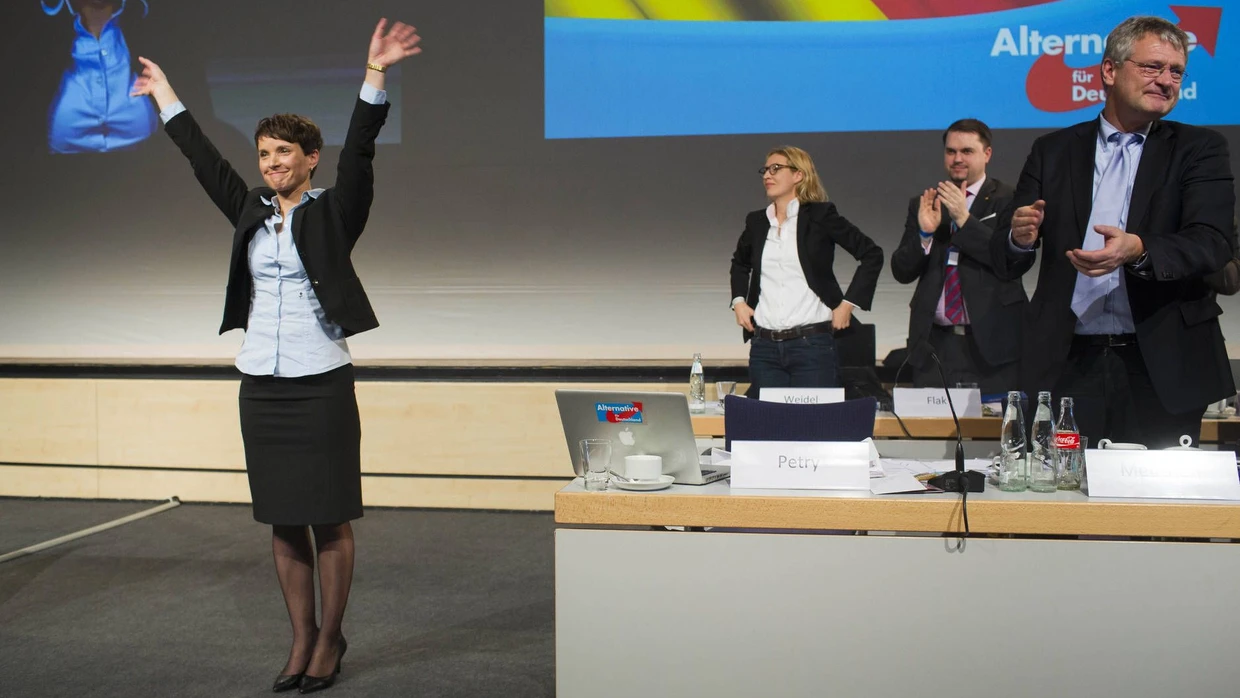 Frauke Petry zeigt sich auf dem AfD-Parteitag in Hannover in Jubelpose.