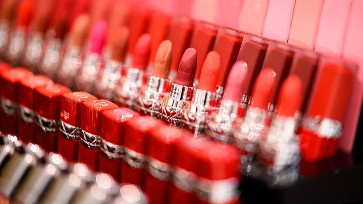 Lippenstifte können, wie andere Kosmetika auch, Plastikanteile enthalten, die durch das Auftragen in den Körper eingebracht werden.