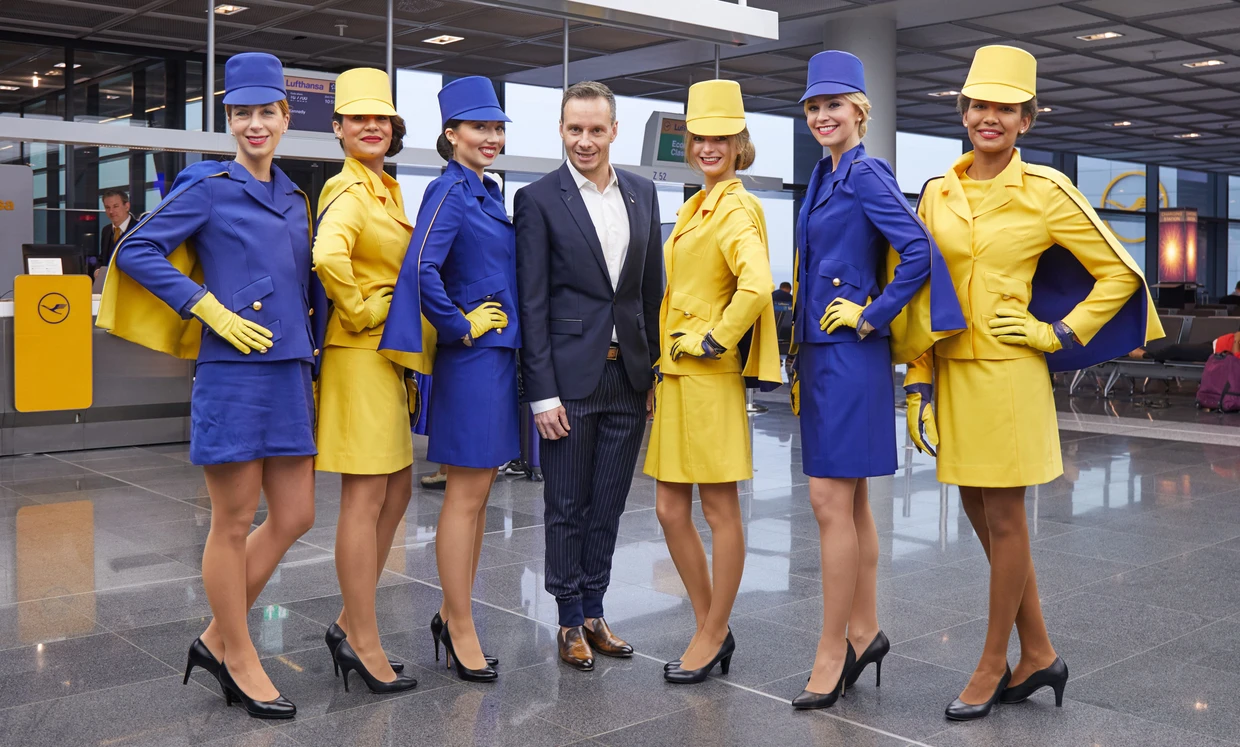 Bunte Flieger: Lufthansa-Flugbegleiterinnen zeigen historische Uniformen.