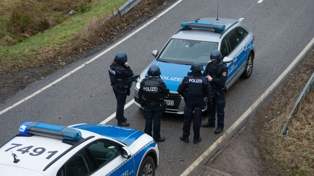 Die Polizei hat rund um den Tatort Kontrollpunkte eingerichtet.